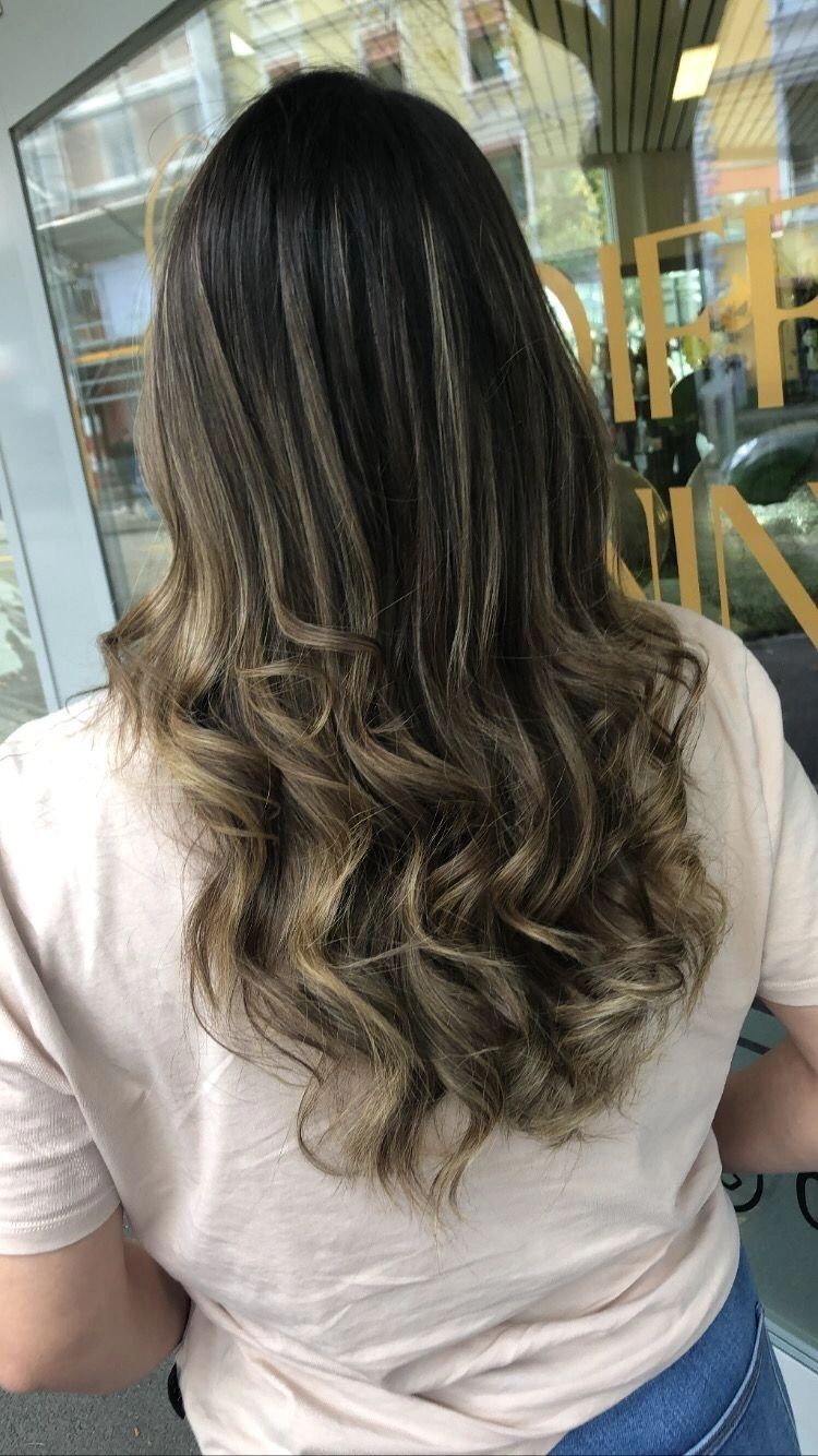 Dunkle Ansätze mit sanftem Balayage-Verlauf