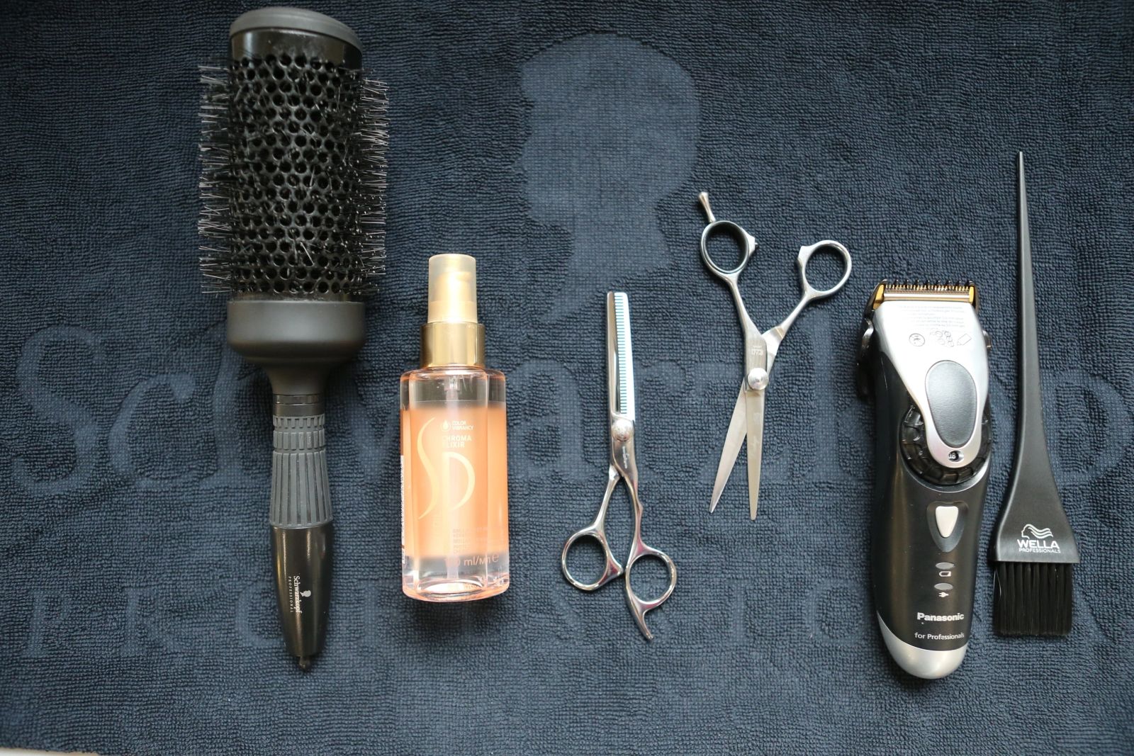 Bürste, Schere, Haarschneider und Pflegeprodukte aus dem Salon