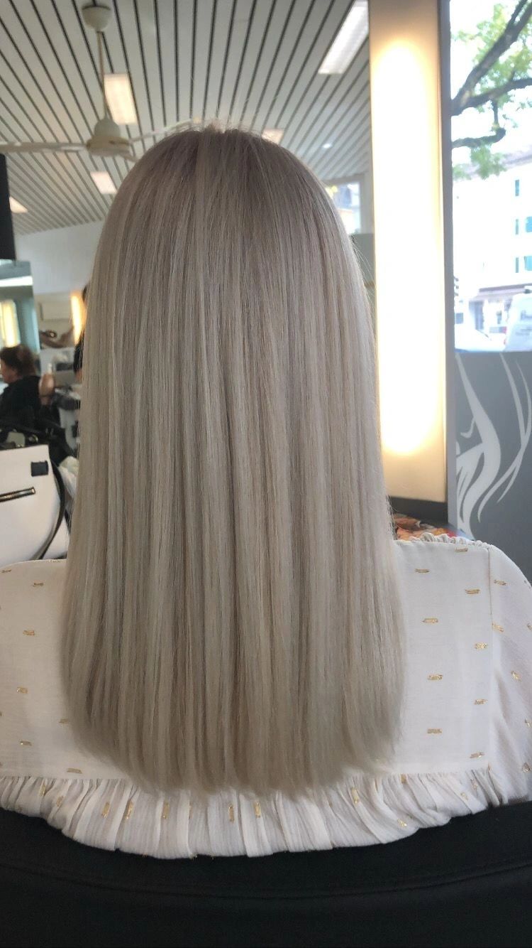 Langes, glattes Hellblond