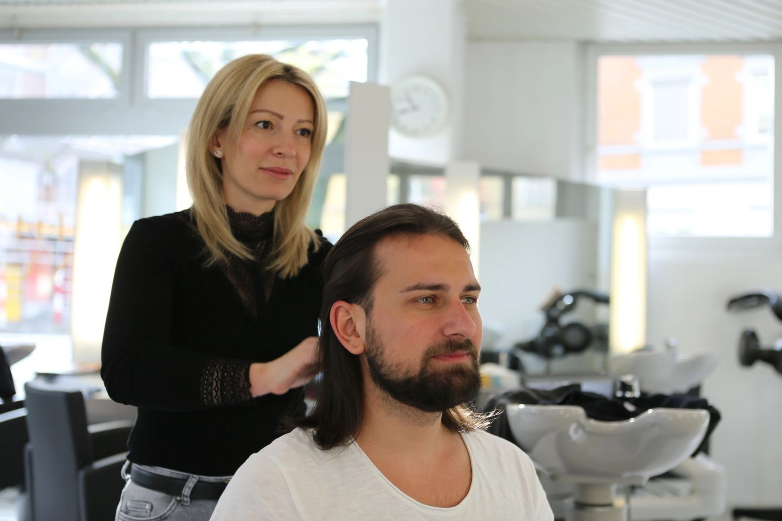 Beratung am Coiffeurstuhl bei Coiffeur Nina